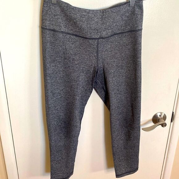 Victoria's Secret- Knockout Capri in Marled marled grey/black-Size medium - Picture 2 of 11